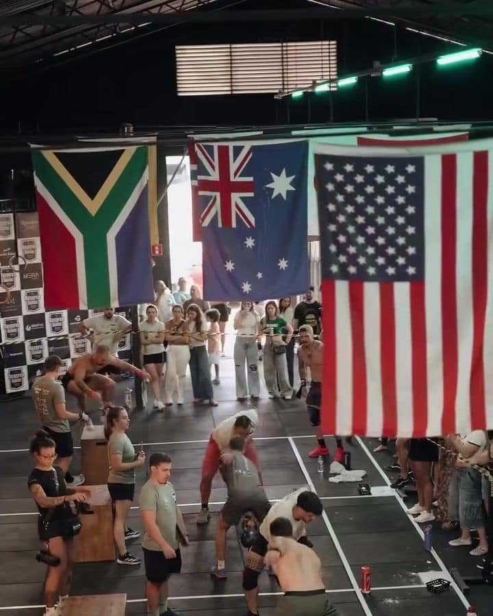 Área de treino da Reserva CrossFit lotada durante o campeonato interno, com bandeiras no teto