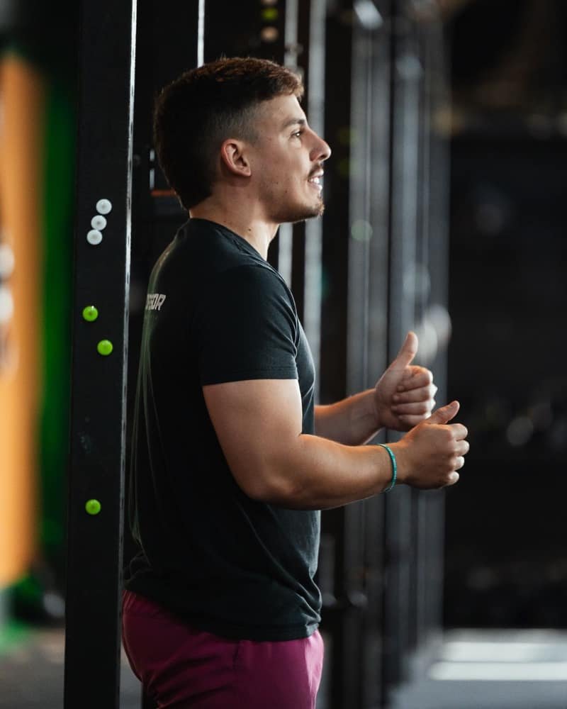 Coach da Reserva CrossFit fazendo sinal de positivo para um aluno