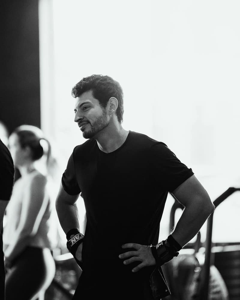 Coach da Reserva CrossFit acompanhando a aula, em preto e branco