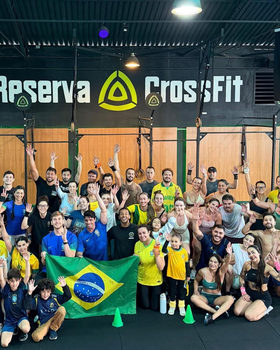 Turma da Reserva CrossFit reunida no box com bandeira do Brasil