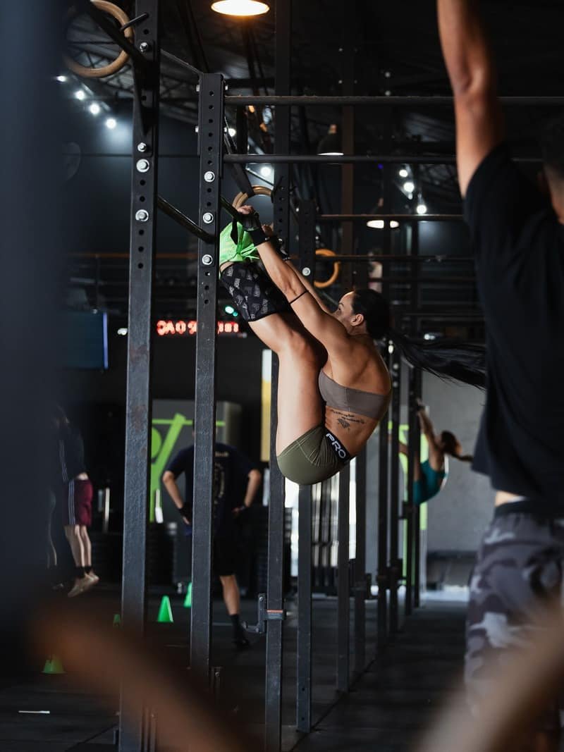 Aluna subindo na corda durante aula de CrossFit