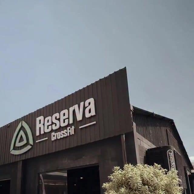Fachada da Reserva CrossFit na Avenida Adonias Cepellos, no Campolim, ao entardecer