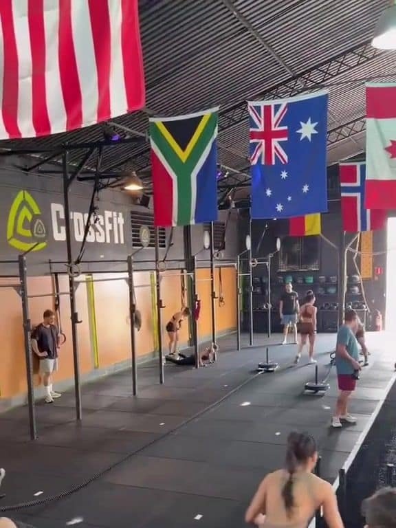 Alunos empurrando trenó na pista de Hyrox da Reserva CrossFit