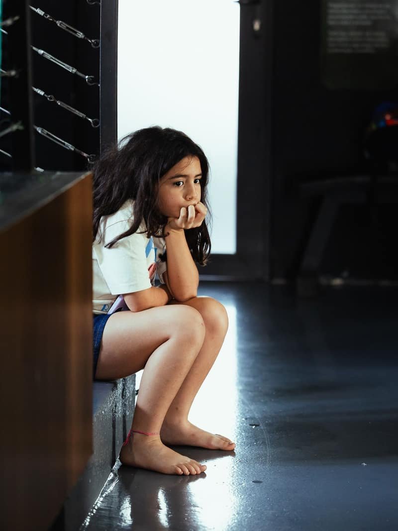 Menina sentada no box observando a aula de CrossFit Kids