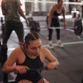 Aluna remando com técnica no box
